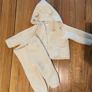 GAP Cream 6-12 month Baby Knit sweater Set bear hood with leggings